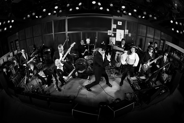 クレイジーケンバンド（菅原愛子は写真右から4番目）