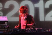 写真は2月11日に行われたリリースパーティでDJプレイを披露する八王子P。