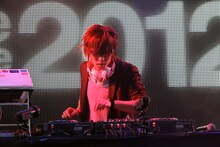 写真は2月11日に行われたリリースパーティでDJプレイを披露する八王子P。