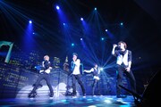 写真は2011年12月30日に行われた東京・渋谷公会堂公演の模様。