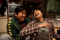 映画「ラブポリス～ニート達の挽歌～」のワンシーン。