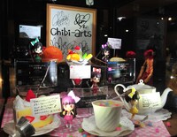 秋葉原「魂ネイションズ AKIBAショールーム」にはメンバーのメッセージやサインとともにchibi-artsが展示されている。