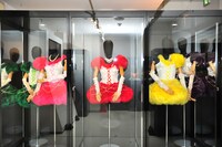 シングル「労働讃歌」収録曲「サンタさん」のPVで活躍した衣装が今回のフィギュアのモチーフ。