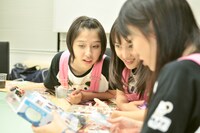 開発会議にはメンバー自ら参加した（写真左から玉井詩織、百田夏菜子、高城れに）。