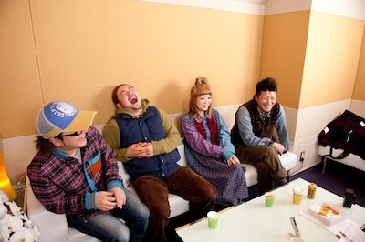 SHAKALABBITS。写真左からTAKE-C（G）、YOSUKE（B）、UKI（Vo）、MAH（Dr）。