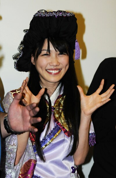 監督からの海外土産をメンバーよりひとつ多くもらったという高城は「真利子監督は私推しだと思うんです」とコメント。