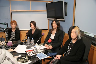 FM802の番組に出演したGLAYの4人。