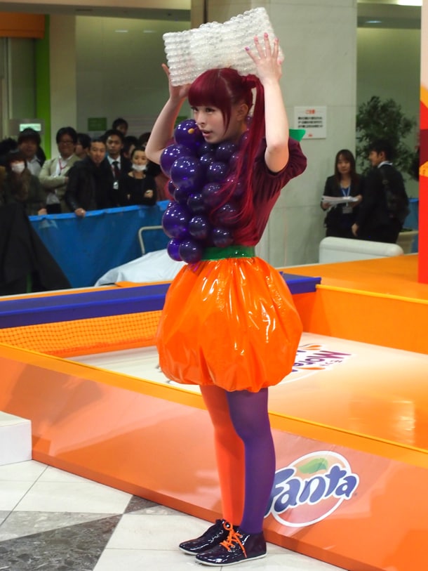 きゃりーぱみゅぱみゅのこの日の衣装は「ファンタ」を意識してグレープとオレンジを模したバルーンで制作。頭のリボンは炭酸を表している。