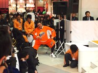 イベント開始の様子を客席から見守っていた曙太郎。