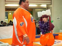 ステージに上がる曙と、その大きさに驚くきゃりー。