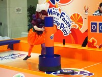 滑る床に苦戦するきゃりー。