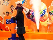 観覧客と曙による巨大エアホッケー対決。開始直後に曙が1点ゲット。