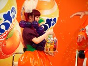 試合に負けた女性客に参加賞の「ファンタ」を渡すきゃりー。