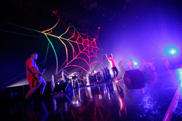 ステージには「8EIGHT8」のモチーフとなっている巨大なクモの巣が登場。