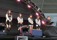 握手会にて「『誰かのために』プロジェクト」の報告をする柏木由紀、大島優子、前田敦子、篠田麻里子、戸賀崎支配人（写真左より）。