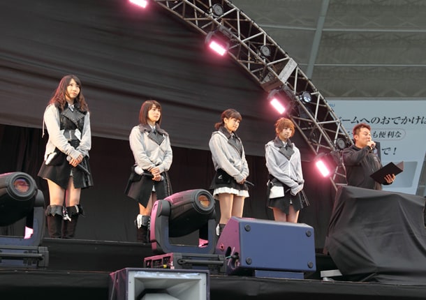 握手会にて「『誰かのために』プロジェクト」の報告をする柏木由紀、大島優子、前田敦子、篠田麻里子、戸賀崎支配人（写真左より）。