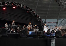 「GIVE ME FIVE!」を生演奏で披露するAKB48。