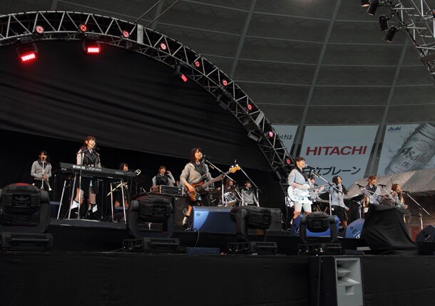 「GIVE ME FIVE!」を生演奏で披露するAKB48。