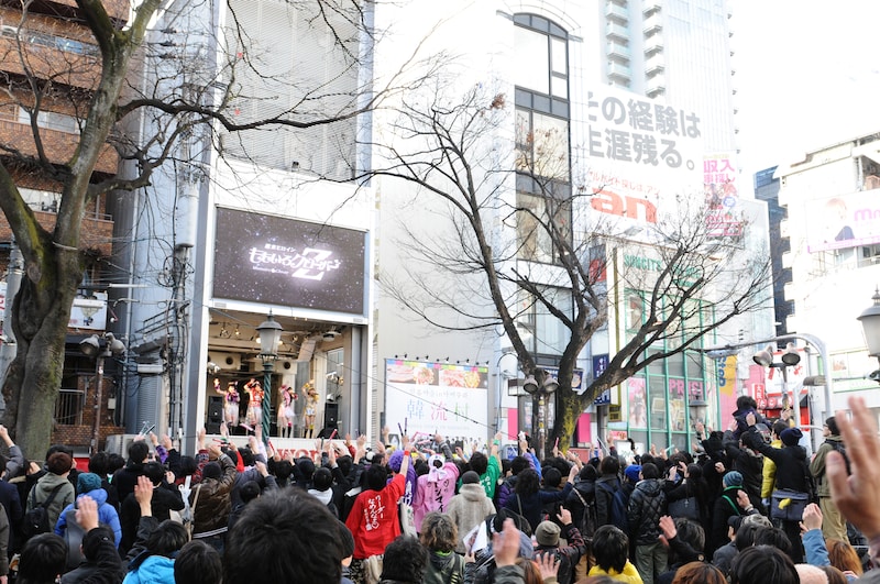 三角公園前には約3000人が詰めかけた。