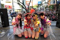 大阪・三角公園前に突然現れたももいろクローバーZ。