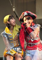 今週の人気の画像5位は「『お前らも好っきゃねんなー！』ももクロ大阪モーレツ急襲」より、玉井詩織と百田夏菜子（ももいろクローバーZ）。