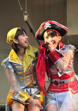 写真左から玉井詩織、百田夏菜子。