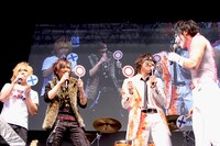 くじ引きの結果を互いに見せ合うメンバー4人。