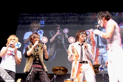 くじ引きの結果を互いに見せ合うメンバー4人。