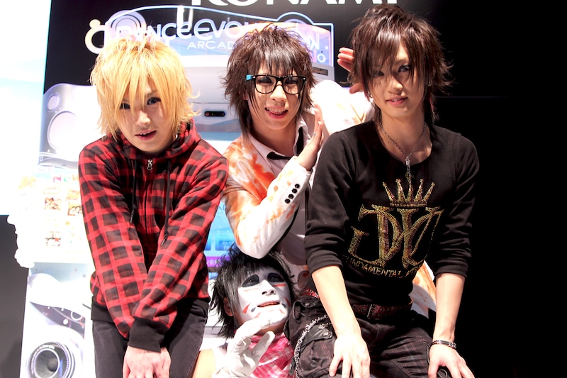 爆笑続きとなった「DanceEvolution ARCADE」スペシャルステージを終えたゴールデンボンバー。