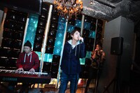 SALUのライブの様子。