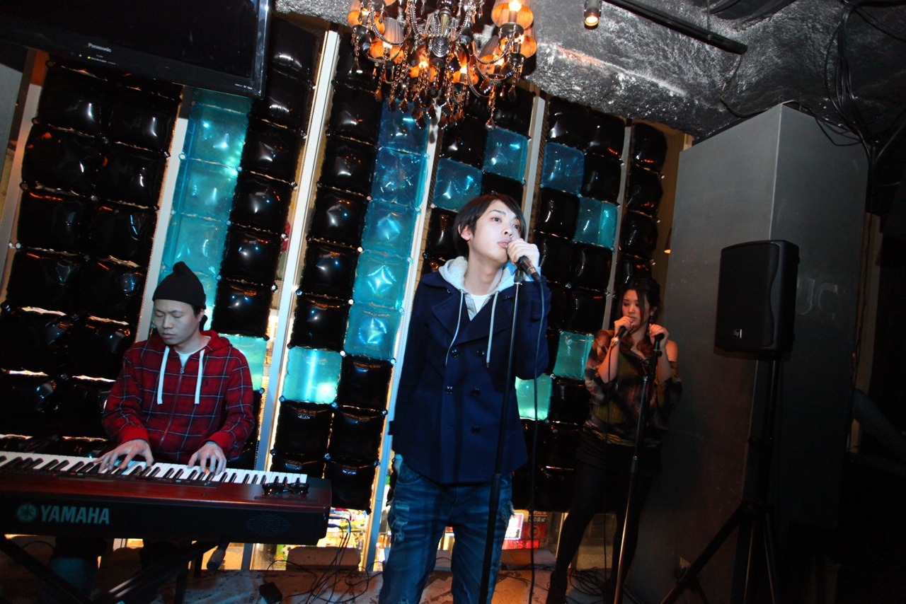 SALUのライブの様子。