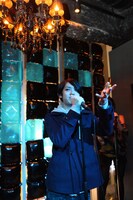 SALUのライブの様子。