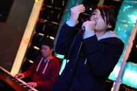 SALUのライブの様子。