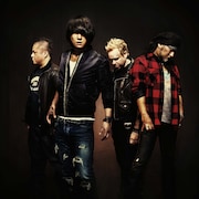 写真左から溝口和紀、J、スコット・ギャレット、藤田"CBGB"高志。