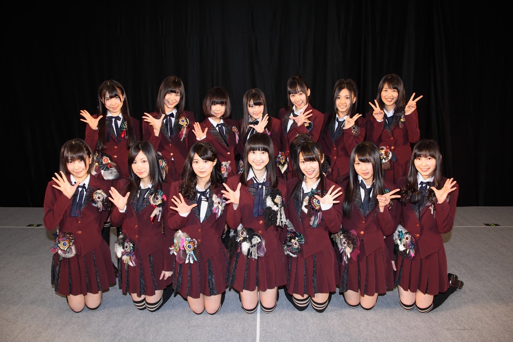 ミニライブ後のフォトセッションより。 (C)AKS