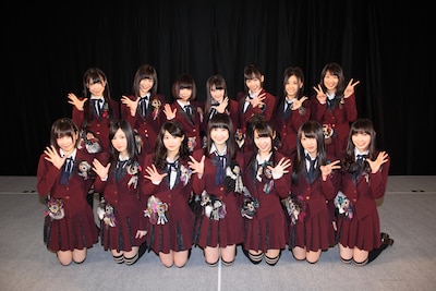 ミニライブ後のフォトセッションより。 (C)AKS