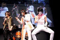 トークする喜矢武豊（写真左）と歌広場淳（中央）の横で、全く話を聞いていない樽美酒研二（右）。