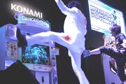 「DanceEvolution ARCADE」をプレイする歌広場（写真手前）と喜矢武（奥）。