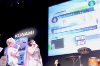 プレイ結果を見上げる鬼龍院翔（写真左）と樽美酒（右）。