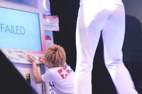 本来の遊び方そっちのけでゲーム機のボタンを押しまくる鬼龍院（写真奥）。