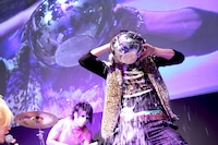 「酔わせてモヒート」のライブシーン。喜矢武のギターソロはこの日も冴え渡っていた。