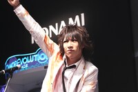 エアベースプレイを決める歌広場淳。