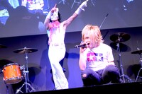 「女々しくて」を歌う鬼龍院（写真手前）と踊る樽美酒（奥）。