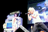 「女々しくて」を歌う鬼龍院（写真右）と踊る歌広場（左）。