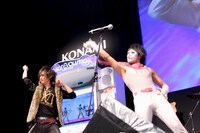 「女々しくて」を踊る樽美酒（写真右）と喜矢武（左）。