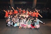 SUPER☆GiRLSの3人（写真中列）を囲むCheeky Parade（前列）とストリート生（後列）。