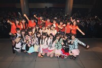 SUPER☆GiRLSの3人（写真中列）を囲むCheeky Parade（前列）とストリート生（後列）。