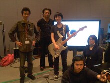 劇伴レコーディング時のオフショット。左が石井岳龍監督で、中央が田渕ひさ子。（C）DRAGON MOUNTAIN LLC.