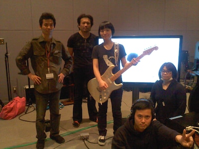 劇伴レコーディング時のオフショット。左が石井岳龍監督で、中央が田渕ひさ子。（C）DRAGON MOUNTAIN LLC.