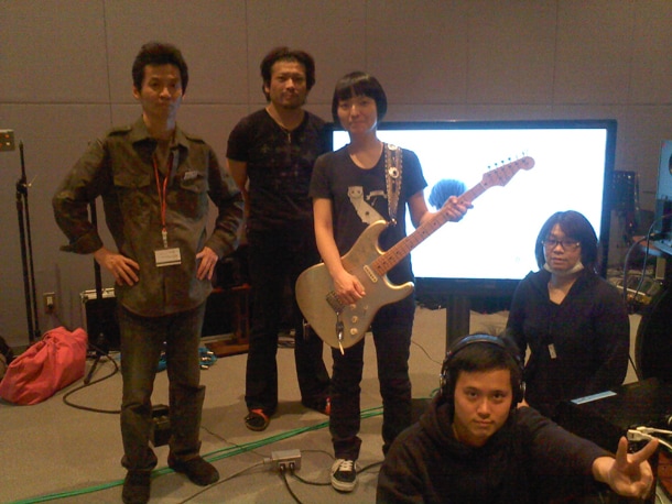 劇伴レコーディング時のオフショット。左が石井岳龍監督で、中央が田渕ひさ子。（C）DRAGON MOUNTAIN LLC.